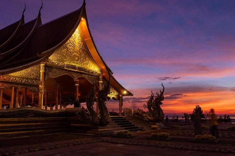Wat Sirindhorn Wararam Phu Prao