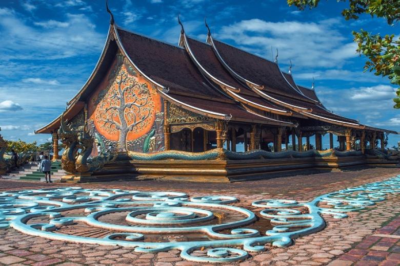 Wat Sirindhorn Wararam Phu Prao