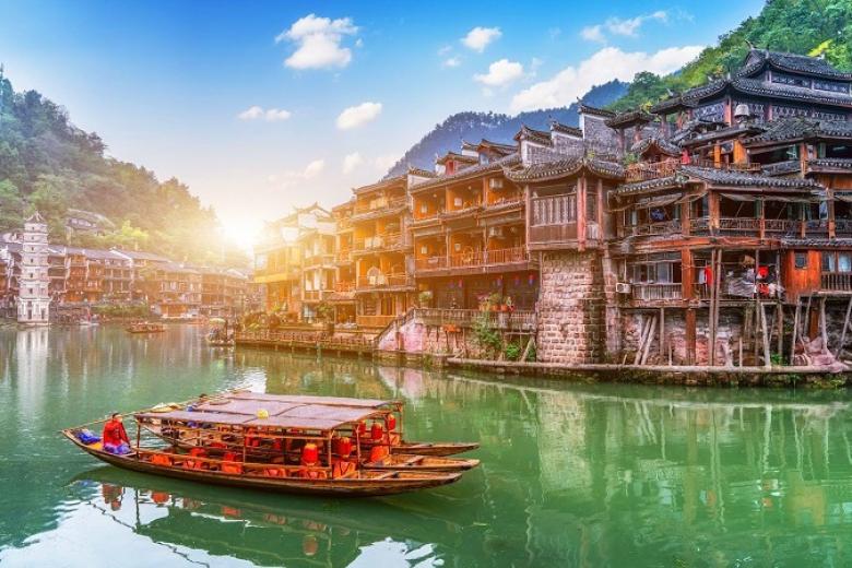 Du thuyền trên sông Đà Giang