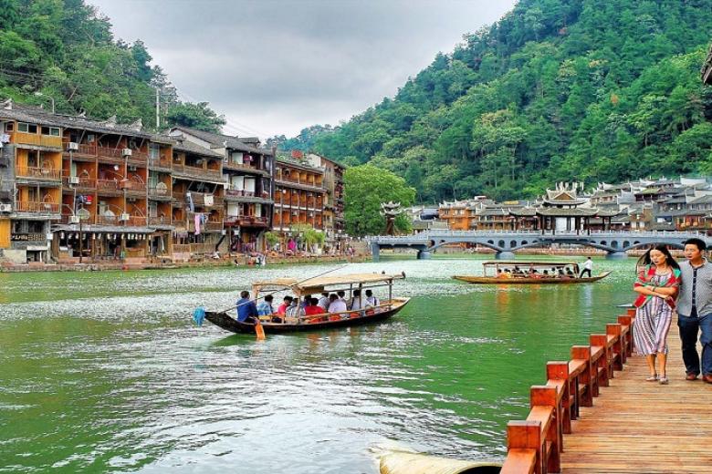 Du thuyền trên sông Đà Giang