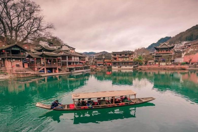 Du thuyền trên sông Đà Giang