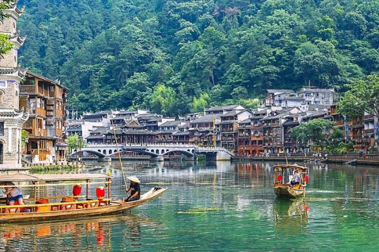 Du thuyền trên sông Đà Giang