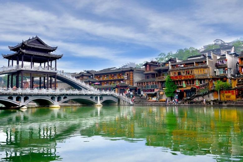 Phượng Hoàng Cổ Trấn