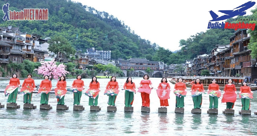 Du khách tham quan Phượng Hoàng Cổ Trấn