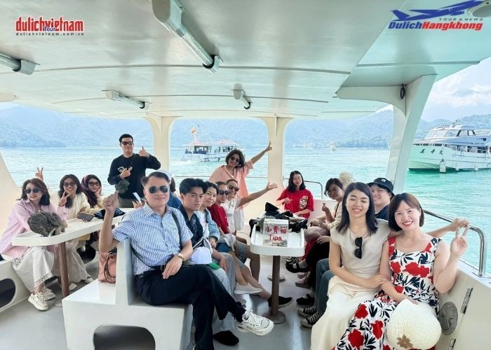 Du khách thưởng ngoạn du thuyền trên hồ Nhật Nguyệt