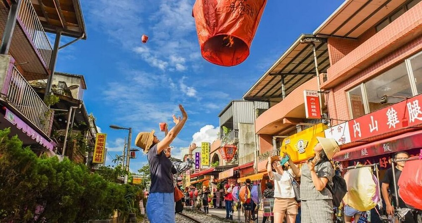 Thả đèn trời tại Phố cổ Thập Phần