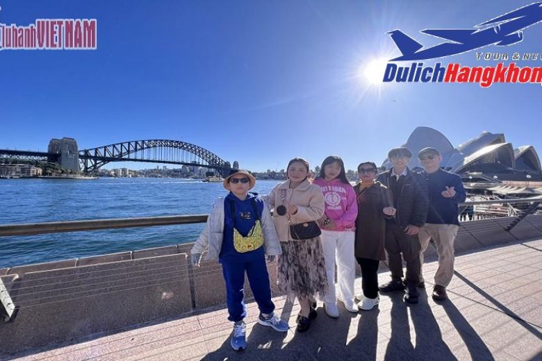 Khách chụp ảnh lưu niệm