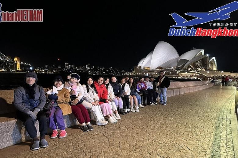 Khách chụp ảnh lưu niệm