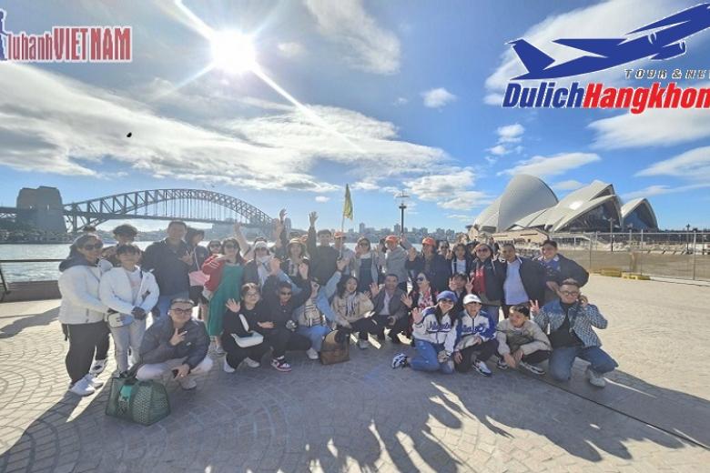 Khách chụp ảnh lưu niệm